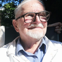 Portret Jerzego Woyke w okularach, który jest uśmiechnięty