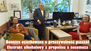 Dwójka prowadzących i gość entomolog uśmiechają się do siebie podczas nagrania.